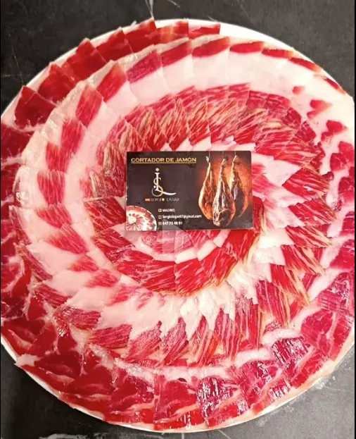 Bandeja circular de jamón ibérico cortado a cuchillo