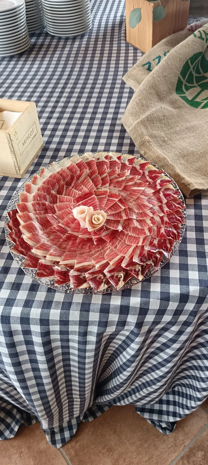 Bandeja de jamón ibérico con rosa de tocino