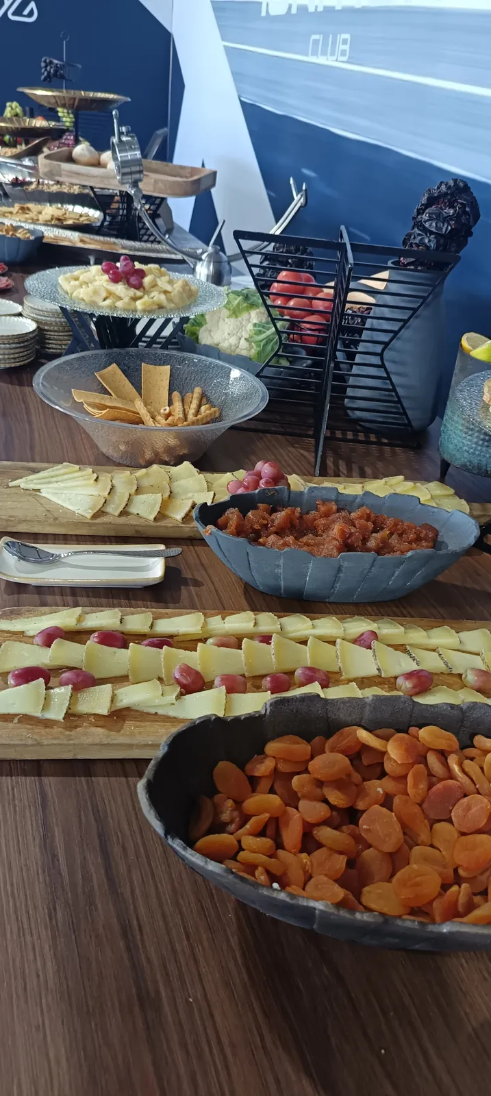 Buffet de quesos, jamón y acompañamientos