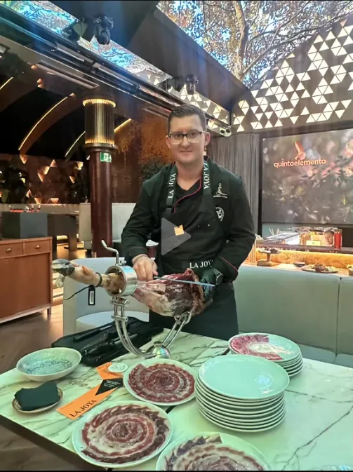 Sergio Lagar cortando jamón en directo en un restaurante