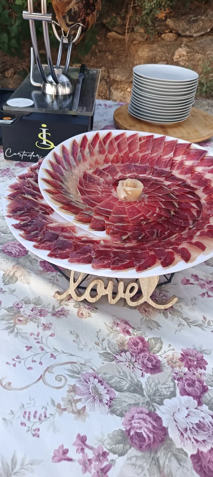 Plato de jamón ibérico presentado en una boda