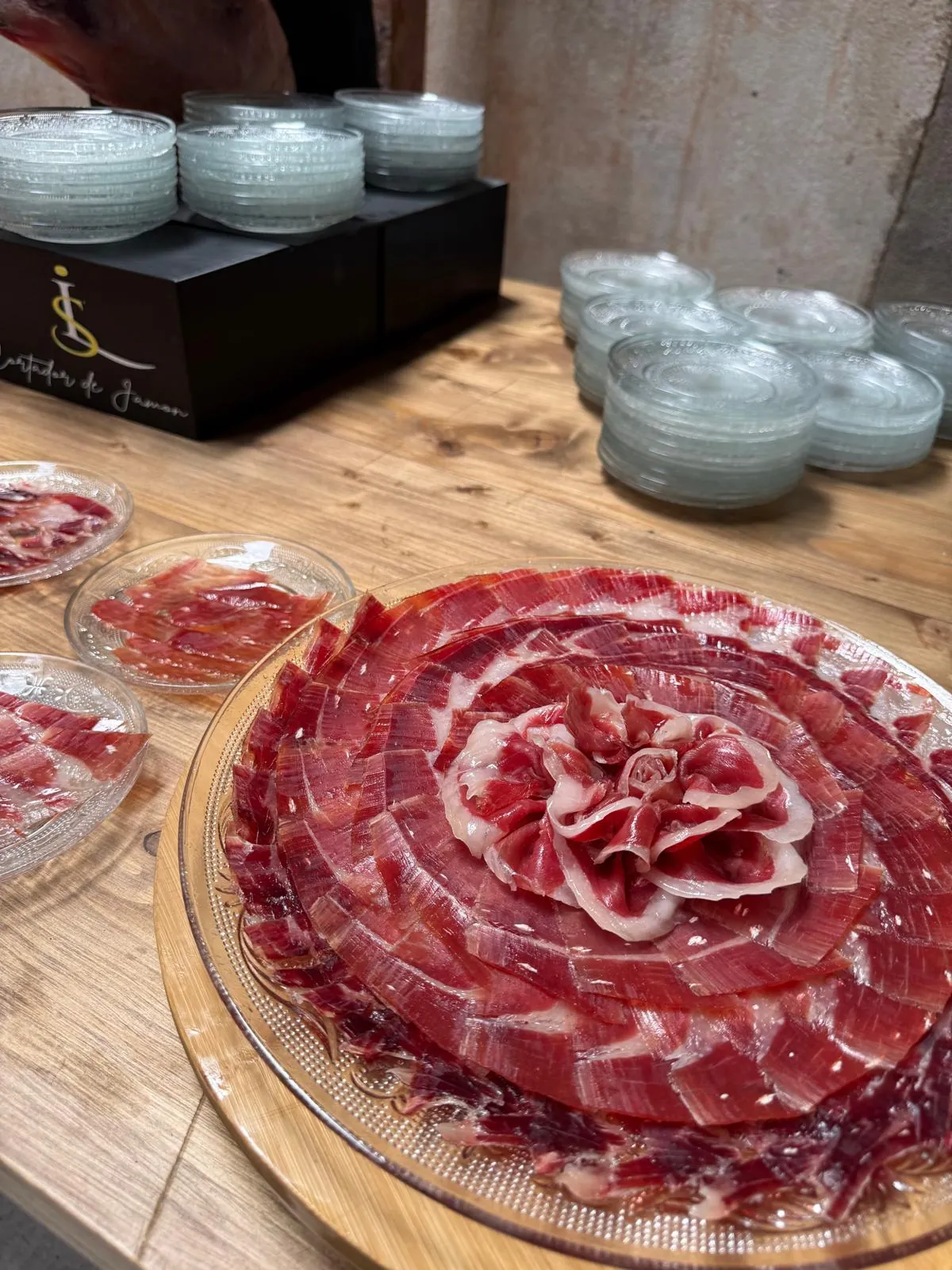 Plato de jamón ibérico con presentación en flor