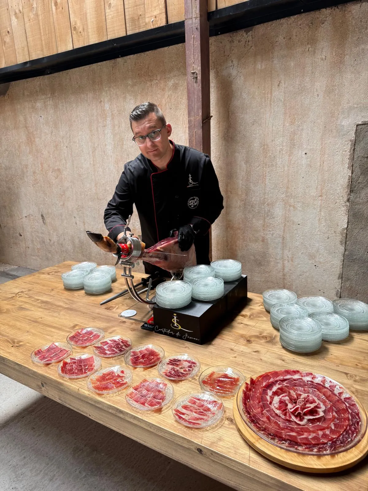Sergio Lagar cortando jamón durante un evento